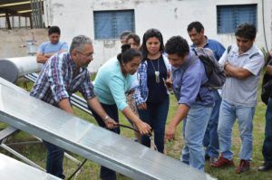 La formación de jóvenes en energía solar se encara con el objetivo de que repliquen sus conocimientos en sus poblaciones.