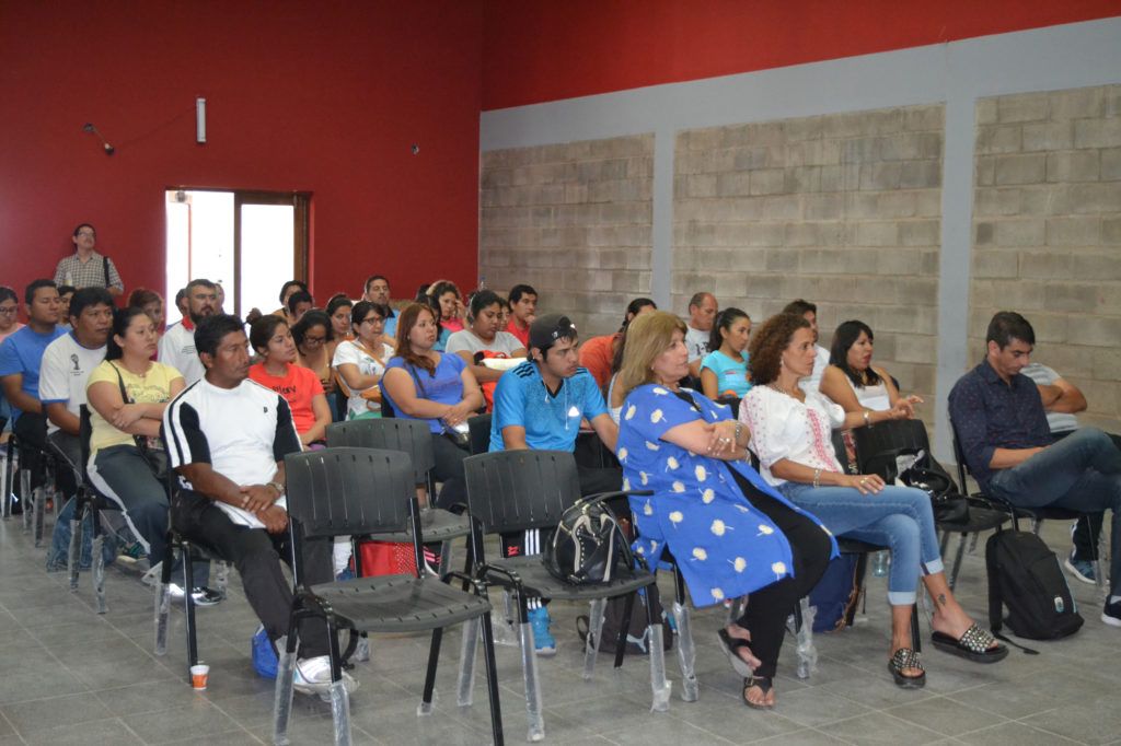 Amplia participación de los asistentes a la capacitación.