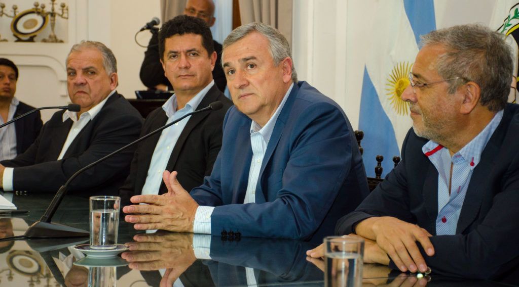 El acto de rúbrica del acuerdo por la adquisición del ingenio La Esperanza tuvo lugar en el Salón Blanco de la Casa de Gobierno.