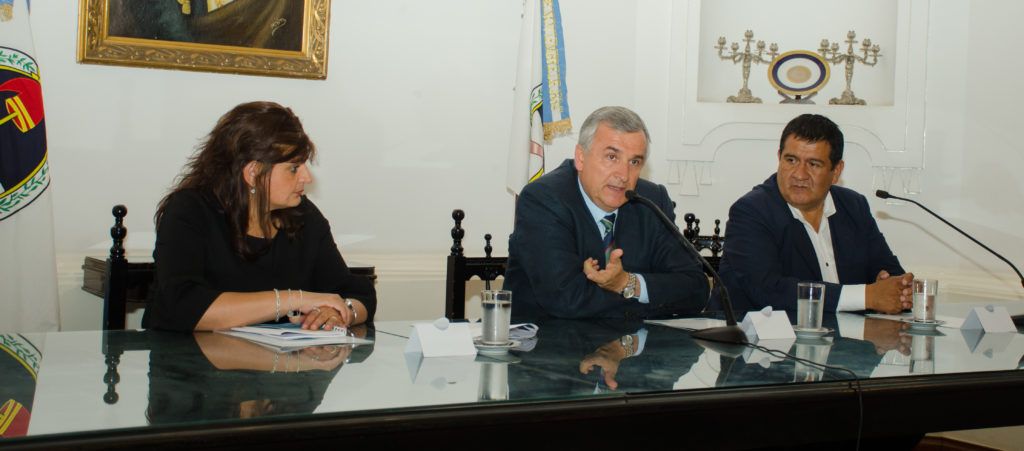 Gobernador Morales encabezó acto que se concretó en Salón Blanco.