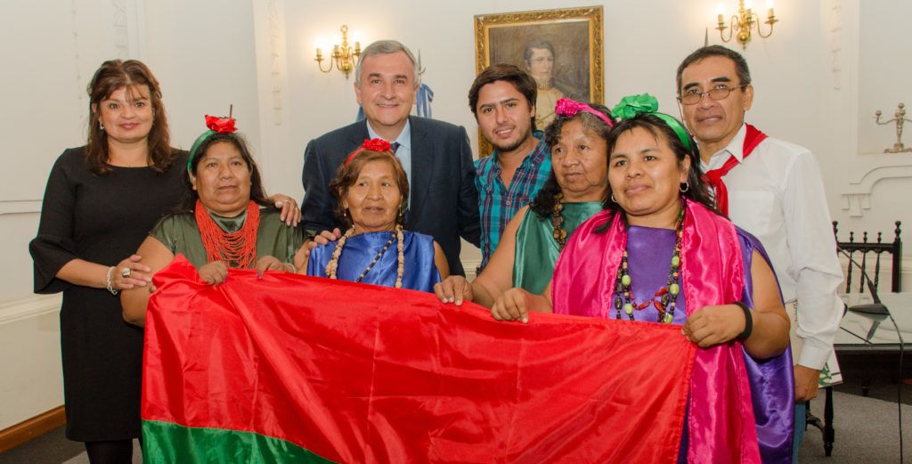 Gobernador Morales junto a representantes de comunidades aborígenes beneficiadas con recursos por la Ley de Bosques.