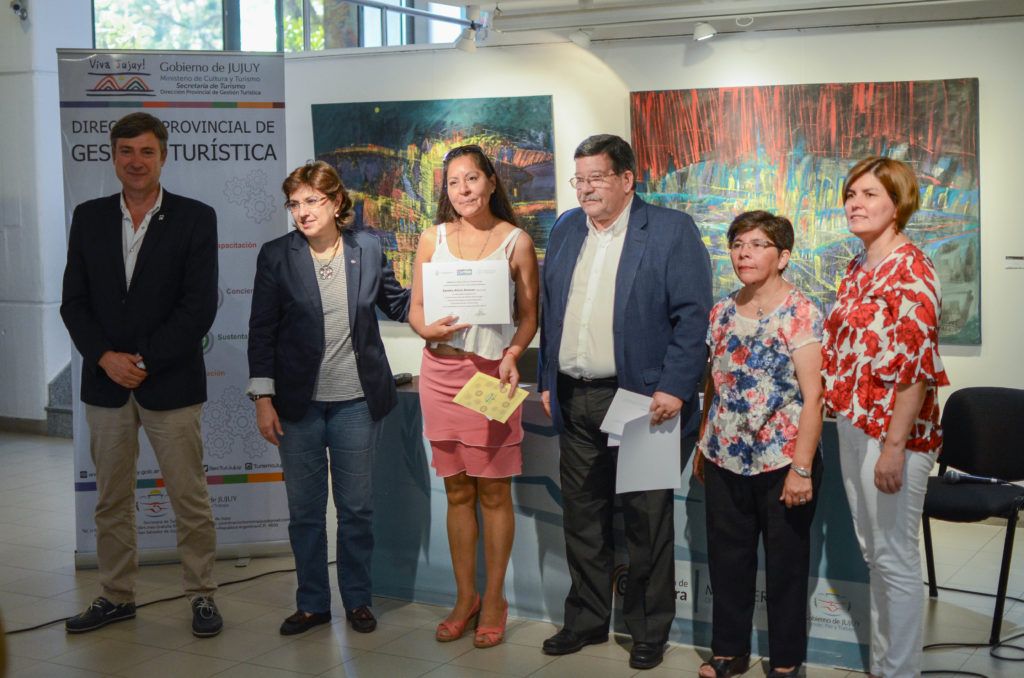 Ministro Oehler entrega uno de los certificados.