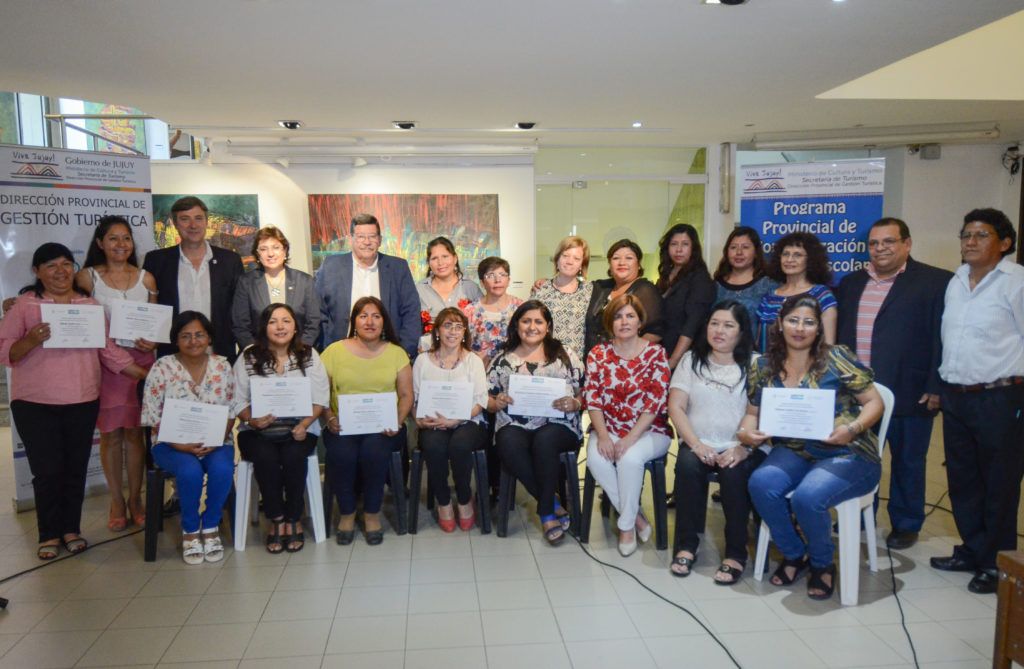 Autoridades provinciales y docentes que recibieron sus respectivos certificados.