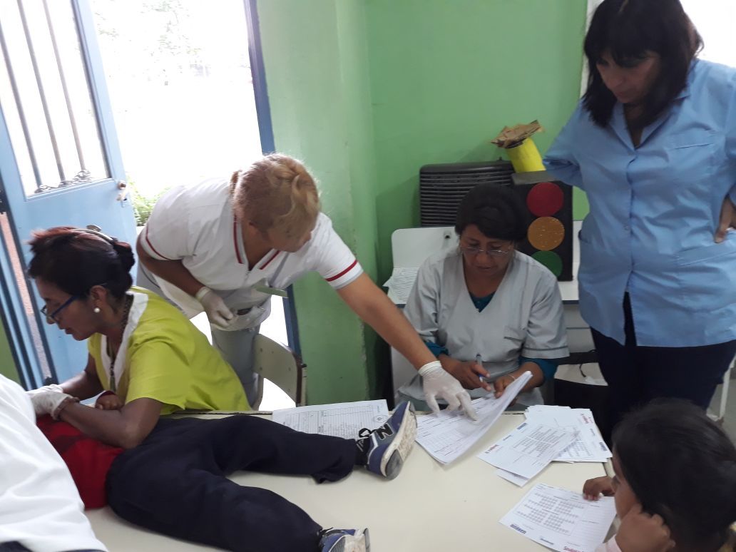 trabajaron en conjunto agentes sanitarios, nutricionista, educador para la salud, asistente dental y odontóloga