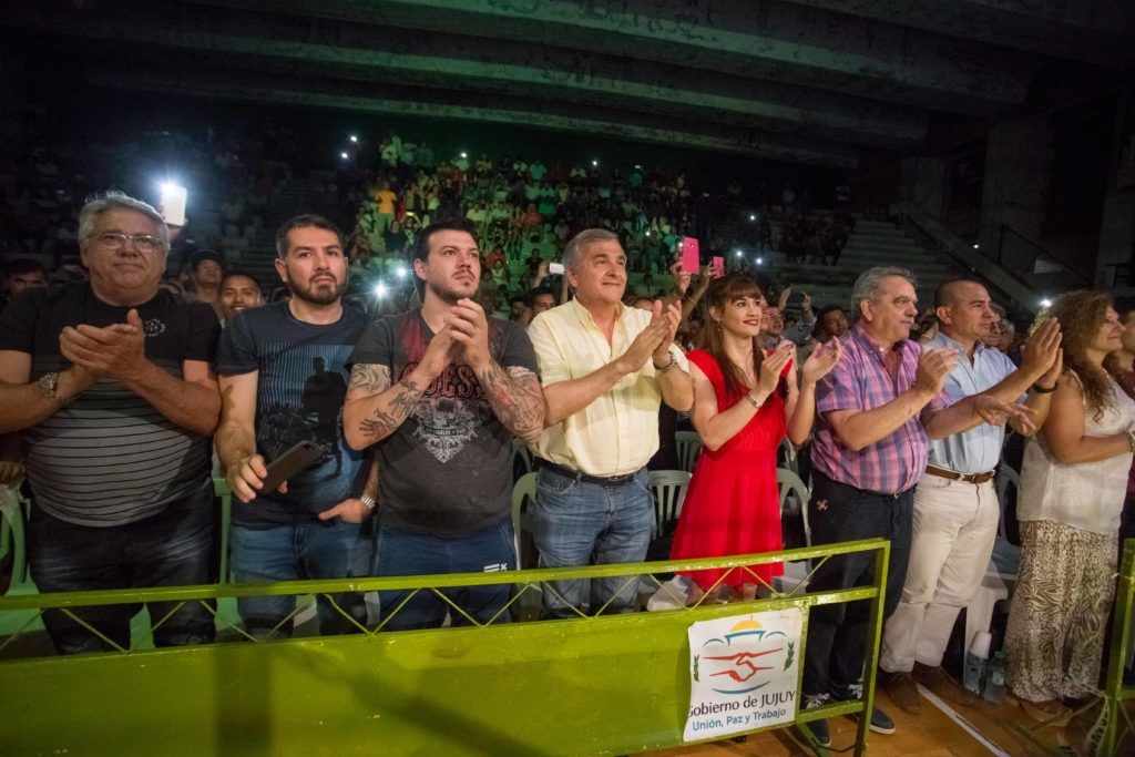 El gobernador Morales compartió la velada con Marcela "Tigresa" Acuña en el Estadio de la Federación de Básquet.