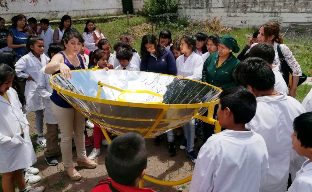 Niños, niñas y personal docente y auxiliar de las escuelas de Capital aprenden de cocinas y calefones, rompiendo el mito de que sólo en la puna se puede usar la energía solar.