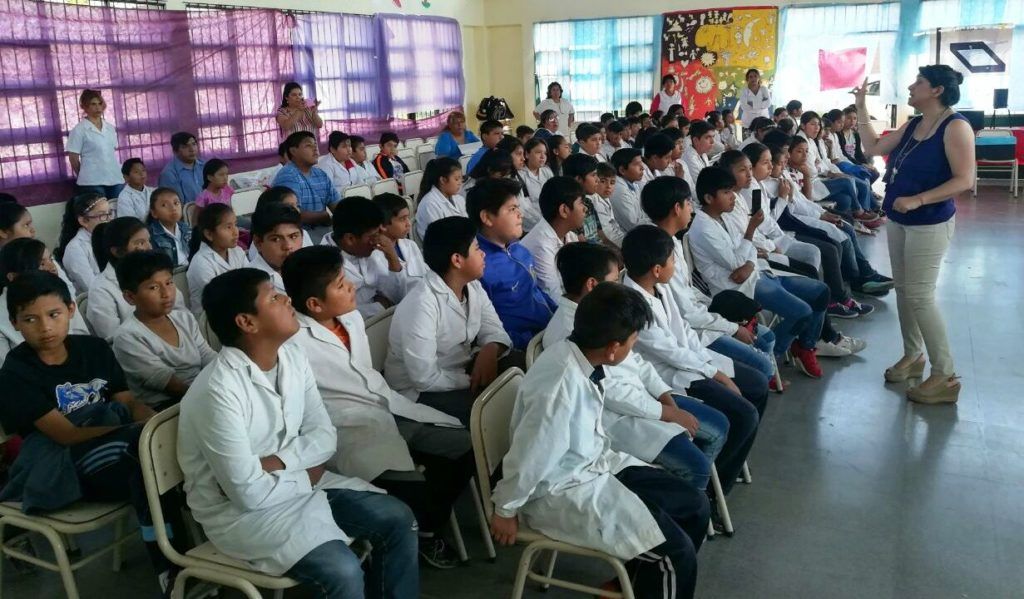 La Directora cau Cattán construye conocimiento junto a niños y niñas, cuyas escuelas apuestan a saberes referidos al cuidado del ambiente y el paneta.