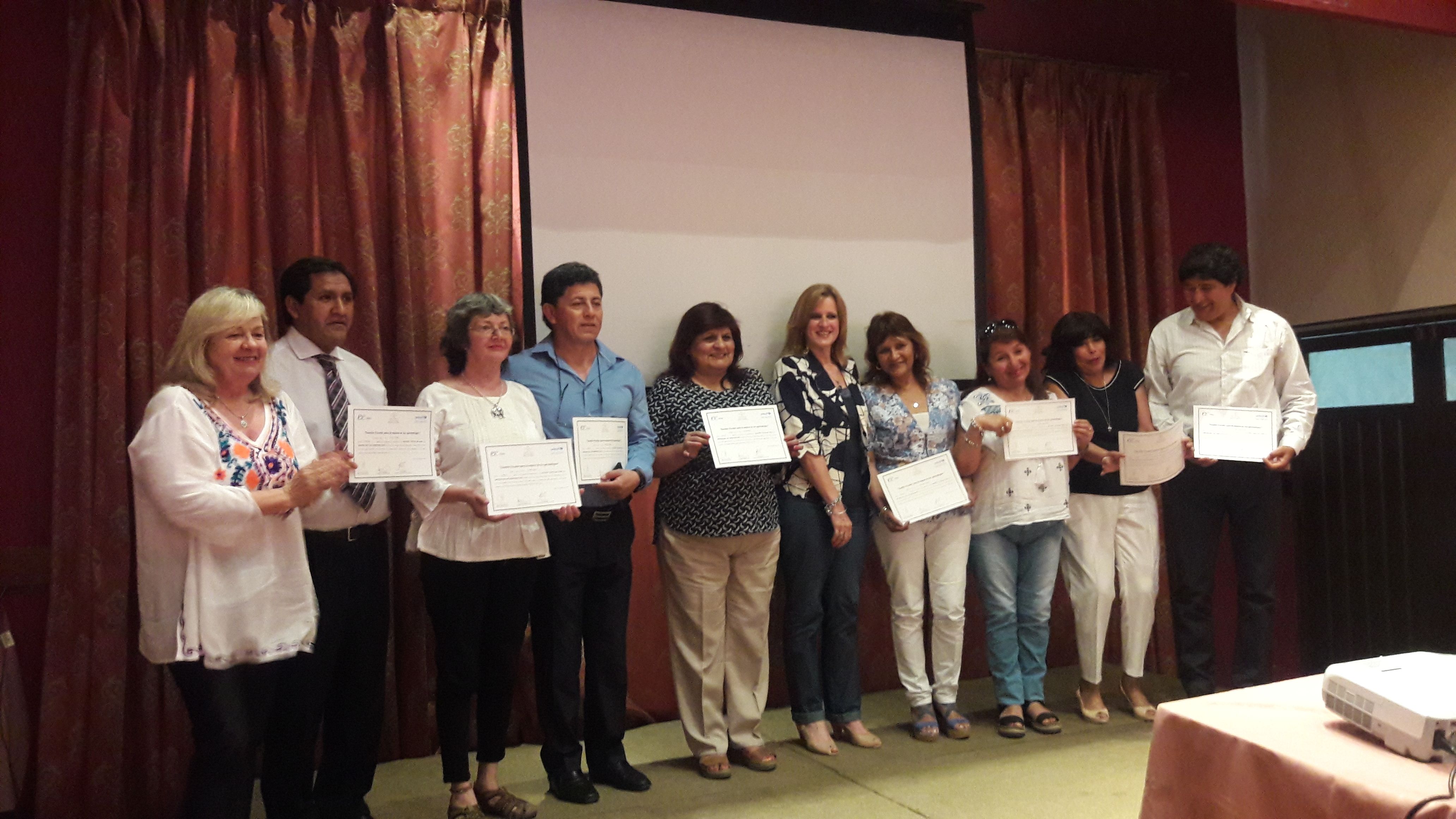 Directores recibieron sus certificados por la capacitación realizada.