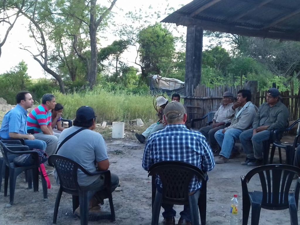 Director Pardo y técnicos con productores