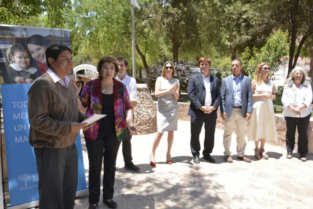 La ministra Calsina entrega su certificado a uno de los directores capacitados por Varkey.