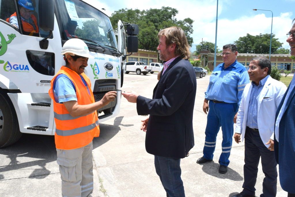 Ministro Jorge Rizzotti entrega llave de uno de los vehículos entregados.
