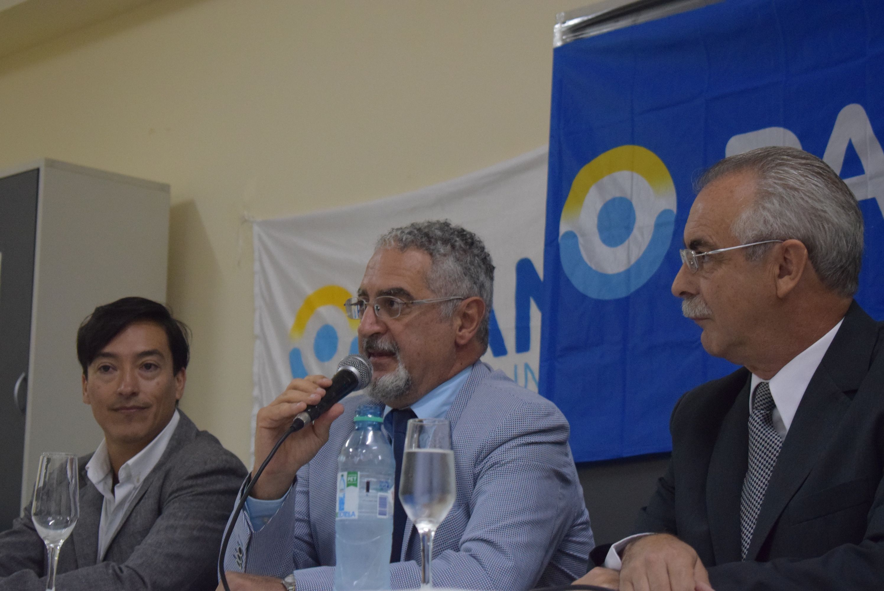 El Ministro de Salud, Gustavo Bouhid junto al flamante Director del PAMI, Álvaro Cormenzana y el Coor. Médico PAMI, Adolfo Pestoni