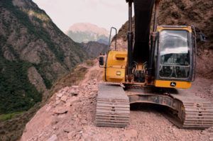 Maquinaria de la DPV construyendo el camino Santa Ana - Valle Colorado.