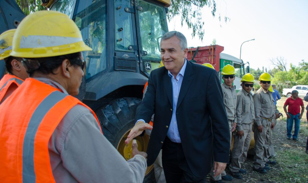 firma contrato de obra de edificio de Educación 