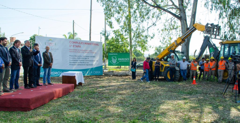 firma contrato de obra de edificio de Educación 