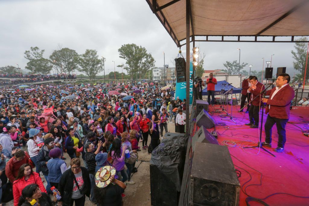 Diversos grupos musicales animaron la tarde.