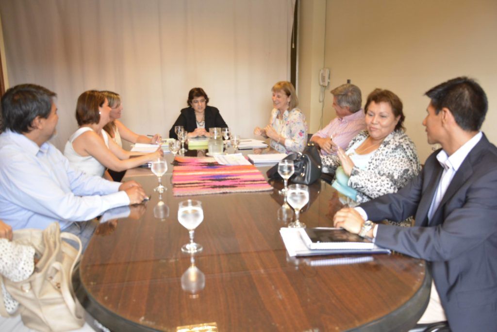 La ministra Calsina junto a los jefes de las delegaciones regionales en el encuentro convocado para tratar aspectos del nuevo ciclo lectivo.