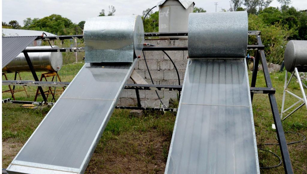 Los termotanques solares de fabricación local atienden a las condiciones del territorio. La opción por el aprovechamiento de las energías renovables se manifiesta también en la provisión y mantenimiento de estos artefactos a escuelas y, pronto, a puestos de salud.