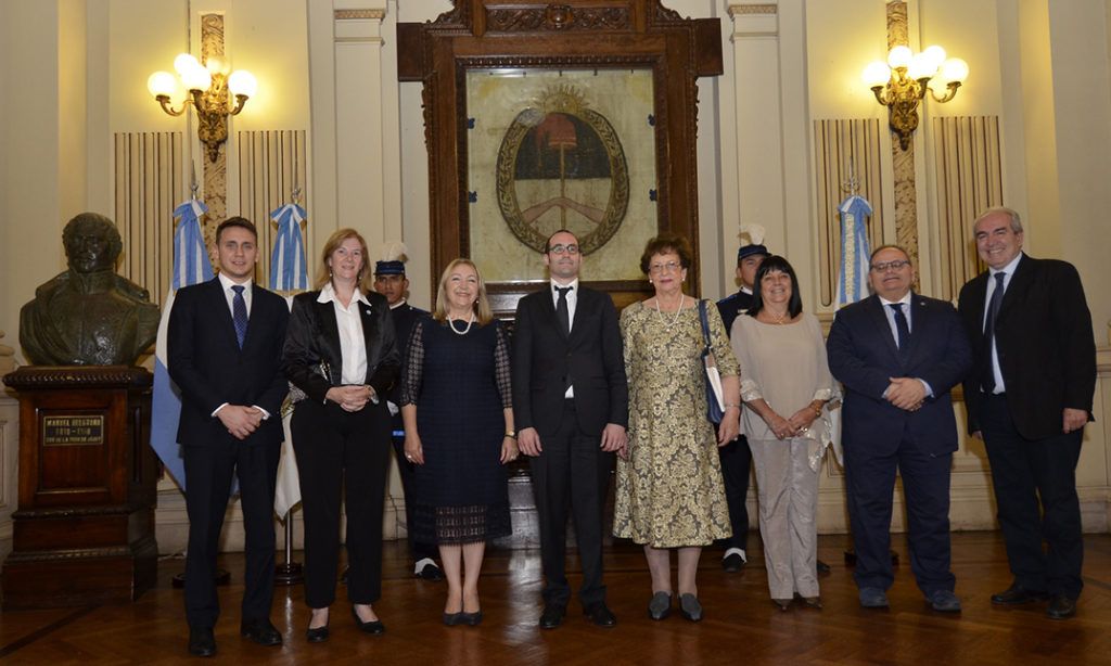 Luego de la reunión con Morales los representantes de San Marino visitaron el Salón de la Bandera.