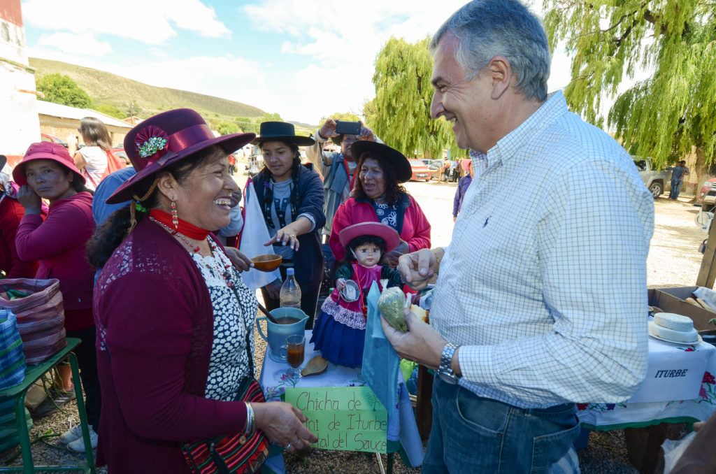 GOBERNADOR MORALES EN LA LOCALIDAD DE HIPOLITO YRIGOYEN RECORRIENDO LA FESTIFERIA