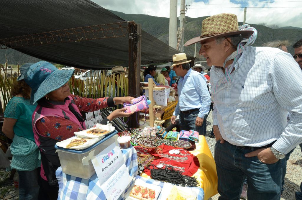 GOBERNADOR MORALES RECORRIENDO LA FERIA TUMBAYA MUESTRA SU CULTURA