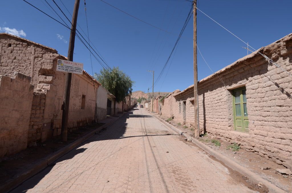 Las calles se Tilcara se encuentran con trabajos de limpieza y mantenimiento