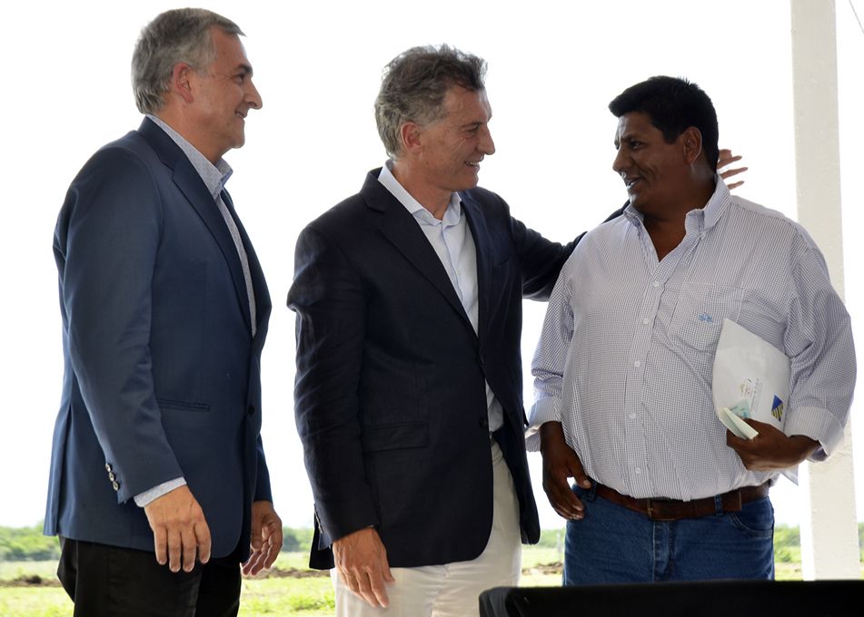 Macri y Morales entregan recursos para el desarrollo de la firma local Norte Grande Cereales.