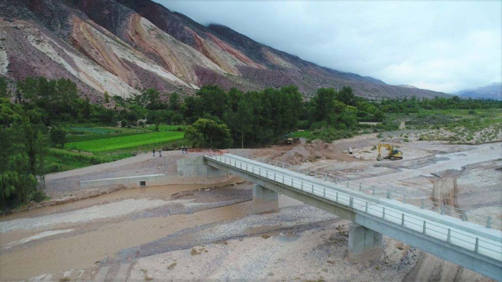El nuevo puente conecta los dos márgenes del río Grande en Maimará.