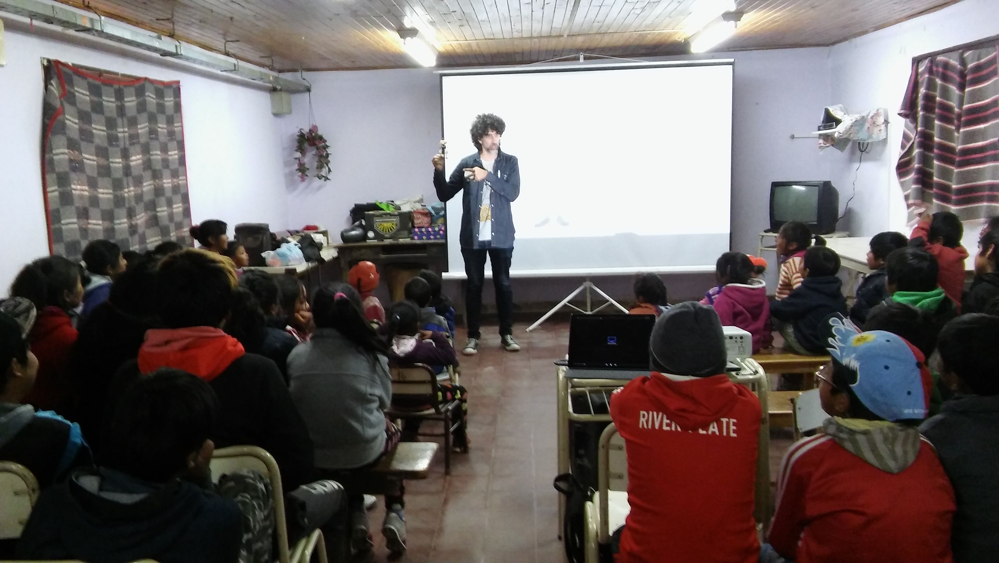 Zaramella durante la charla con alumnos de Olaroz Chico presentando al personaje de la Serie "El Hombre Más Pequeño del Mundo"
