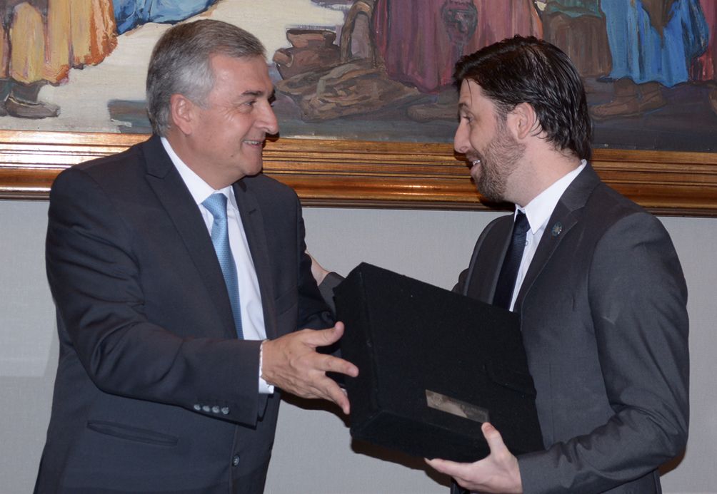 Gobernador Morales entrega presentes a los representantes europeos.