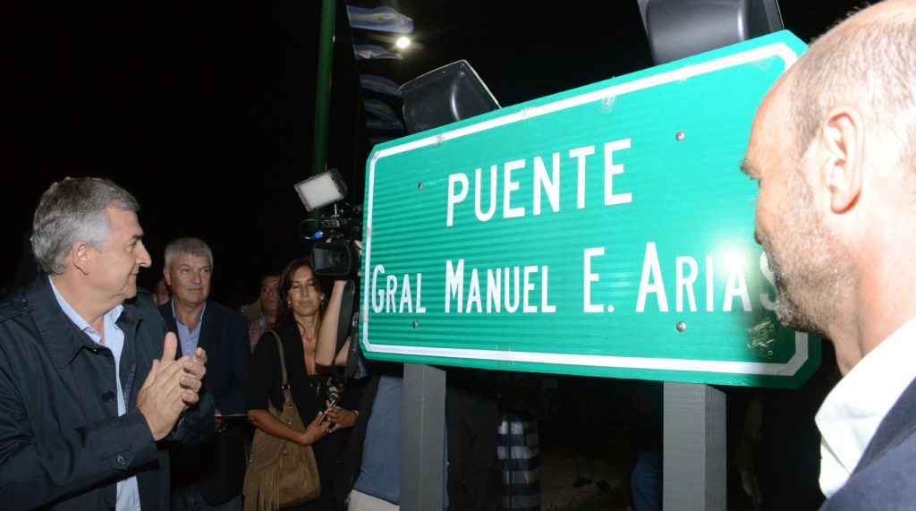 Morales y Dietrich encabezaron la ceremonia inaugural del puente "General Manuel Eduardo Arias".