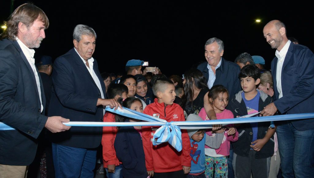 Tradicional corte de cintas para dejar inaugurado el puente que une San Francisco de Alava y Bajo La Viña.