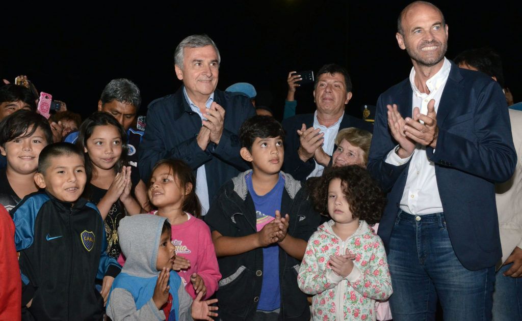 Autoridades y vecinos, en la inauguración del puente "General Manuel Eduardo Arias".
