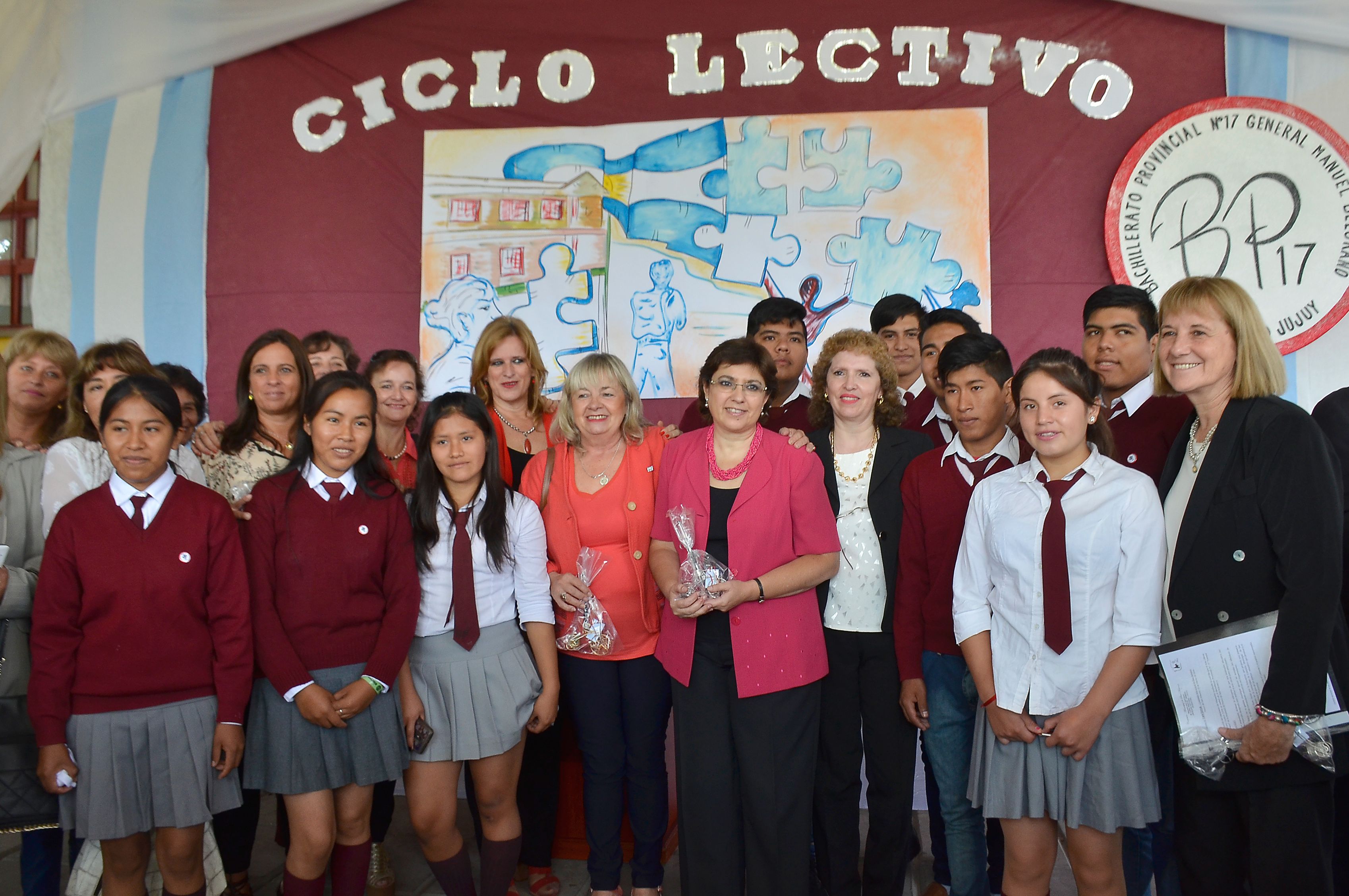 La ministra, Isolda Calsina junto a funcionarias de la cartera y alumnos del Bachillerato Provincial 17 “Gral. Manuel Belgrano” de San Antonio.