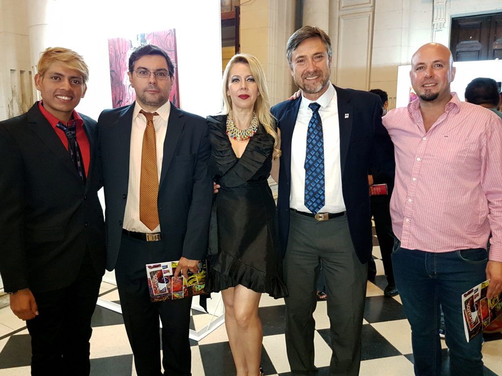 Secretario de Gestión Turistica, Sergio Chacón junto a los artistas plásticos de la muestra y el coordinador del Macedonio Graz Sebastían Sánchez de Bustamante.
