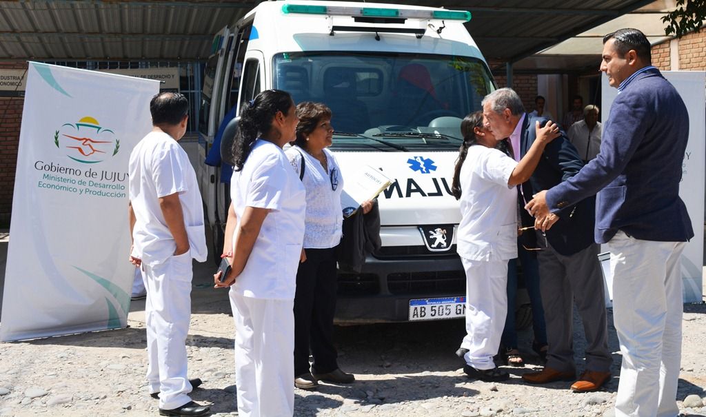 Ministro Abud entrega matrícula a cooperativa sanitaria