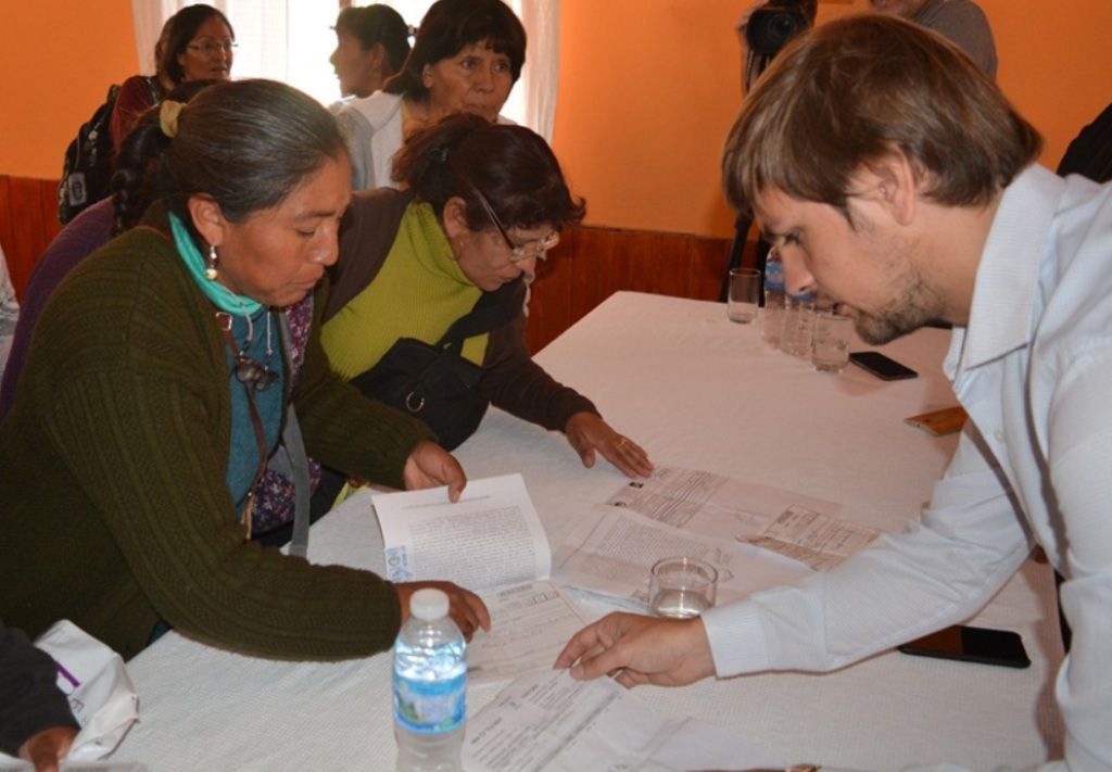 El director Lello Ivacevich atendiendo las demandas de consumidores en Tilcara. 