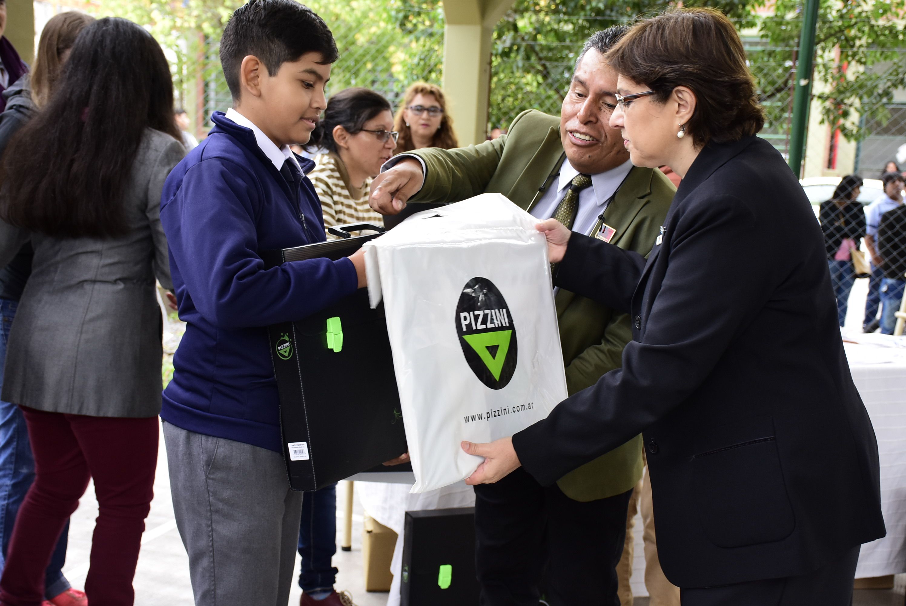 Alumnos reciben los kits de educación técnica.