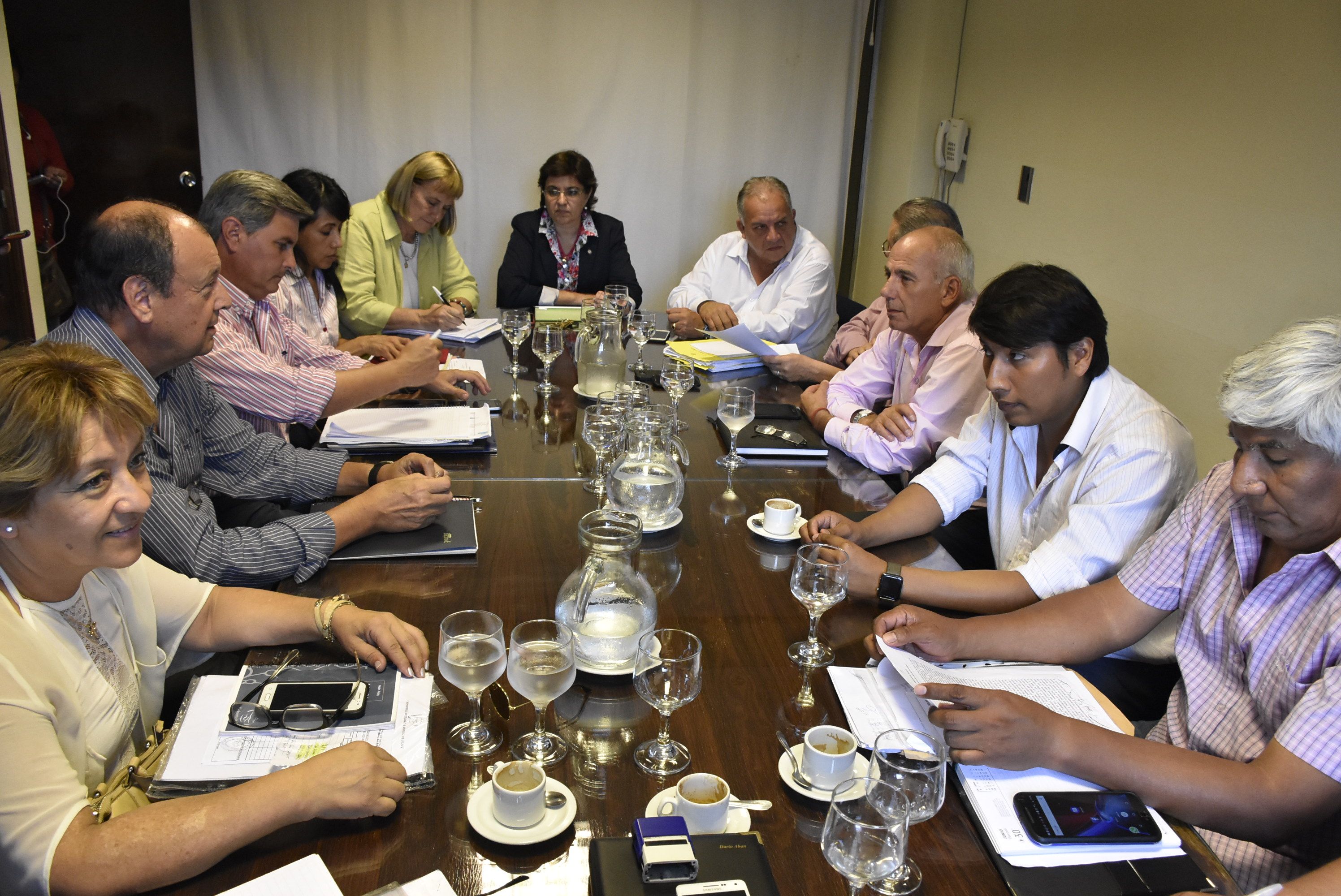 Dirigentes de los gremios docentes y funcionarios, en la paritaria realizada en el Ministerio de Educación.