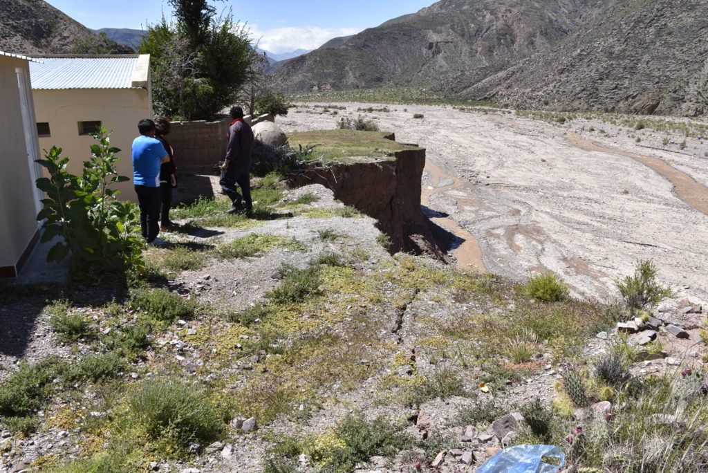 El brazo del río Yacoraite erosionó el terreno sobre el que está asentada la escuela.