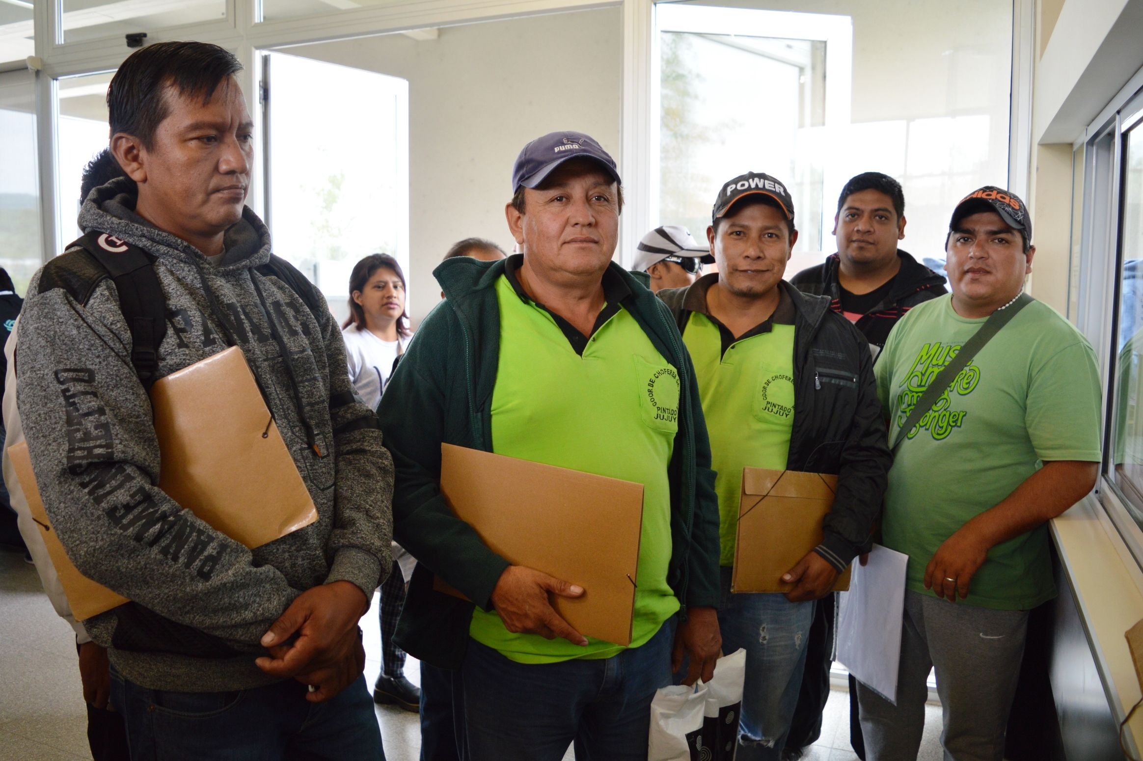 La ley exige el trámite personal, por vehículo, por lo que los integrantes de cooperativas también concurren a regularizar cada una de sus situaciones.