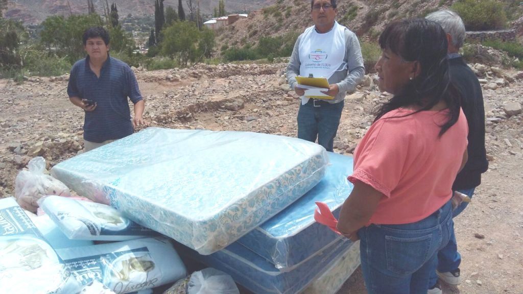 Famillias del barrio La Falda de Tilcara recibieron elementos de primera necesidad, que fueron afectadas por las lluvias