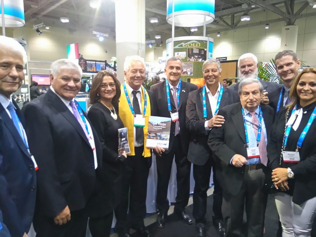 Delegación argentina en la inauguración del stand de nuestro país en PDAC 2018.