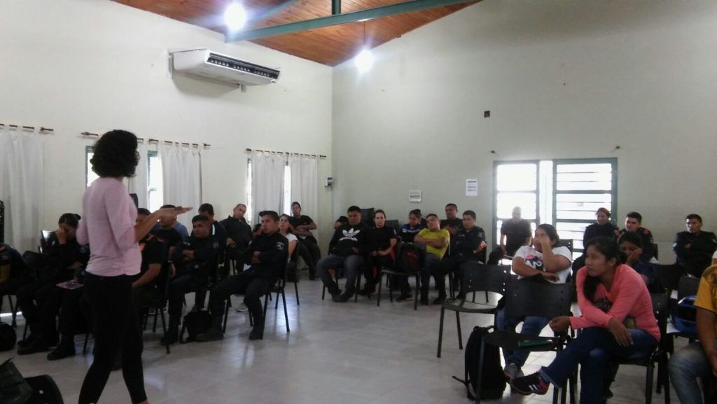 Capacitación sobre perspectiva de género para las fuerzas policiales.