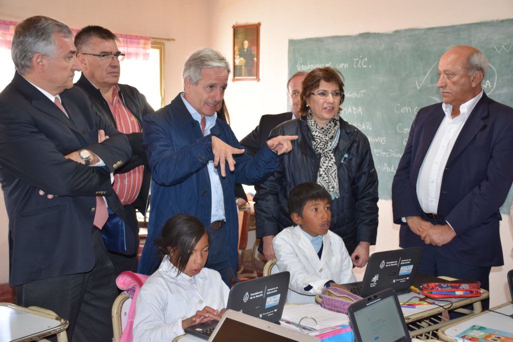 El gobernador Morales junto al ministro Ibarra, la ministra Calsina, el intendente de La Quiaca Tito y el titular del ENACOM Miguel Giubergia, observan una clase con los niños de la Escuela N° 271 de La Ciénega (Yavi).