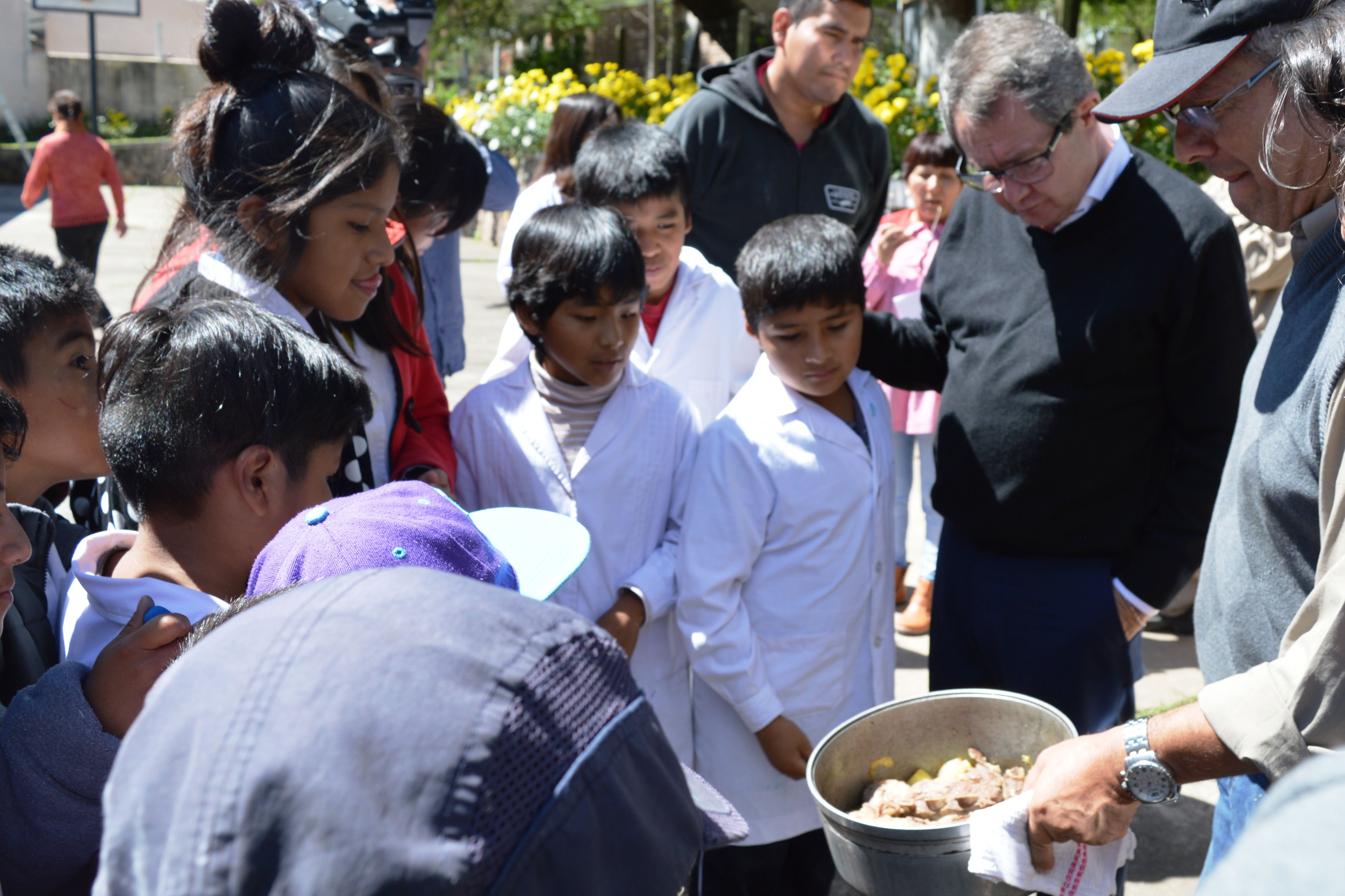 Prueba de la Cocina Solar con una riquísima carne hecha por los chicos de la escuela.