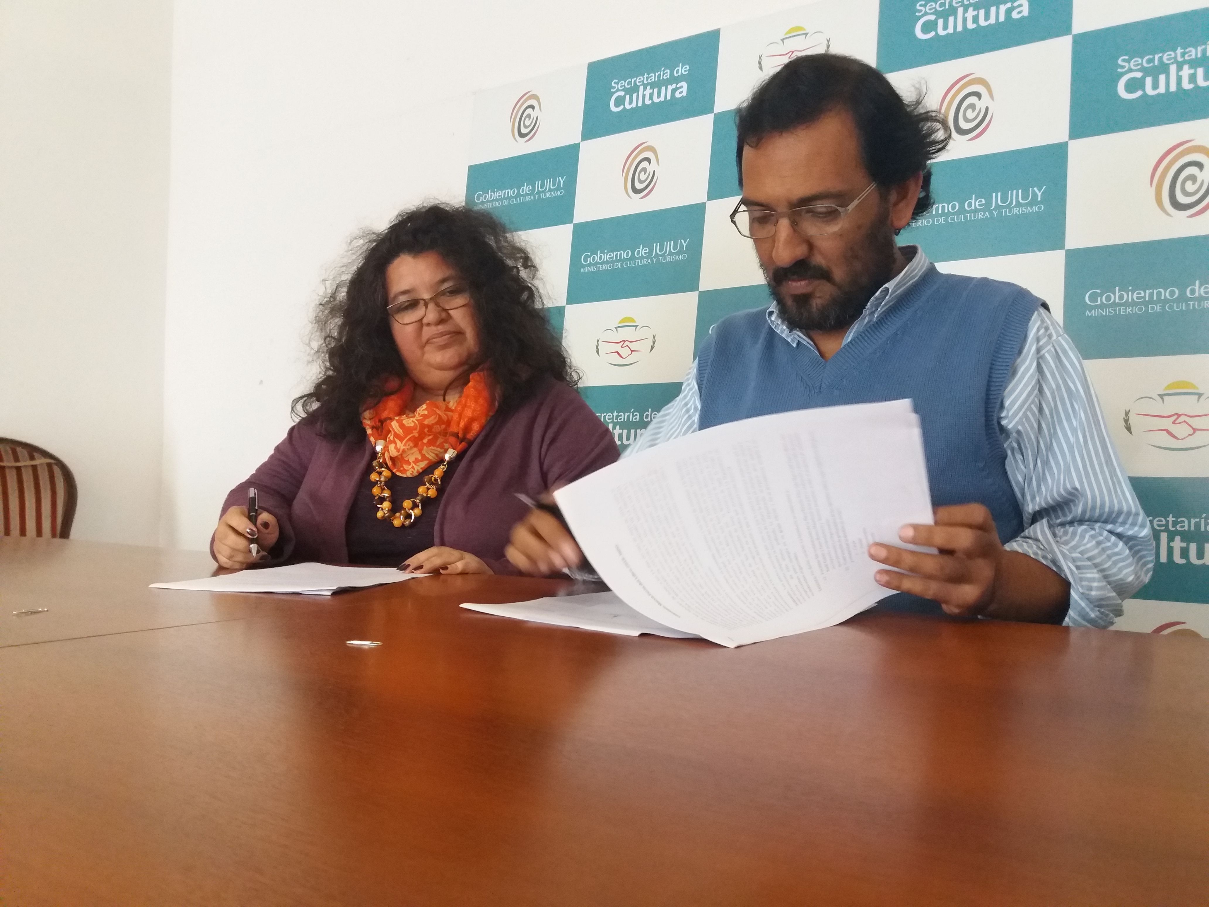 Luis Medina Zar y María Eugenia Jaldín al momento de la firma del convenio