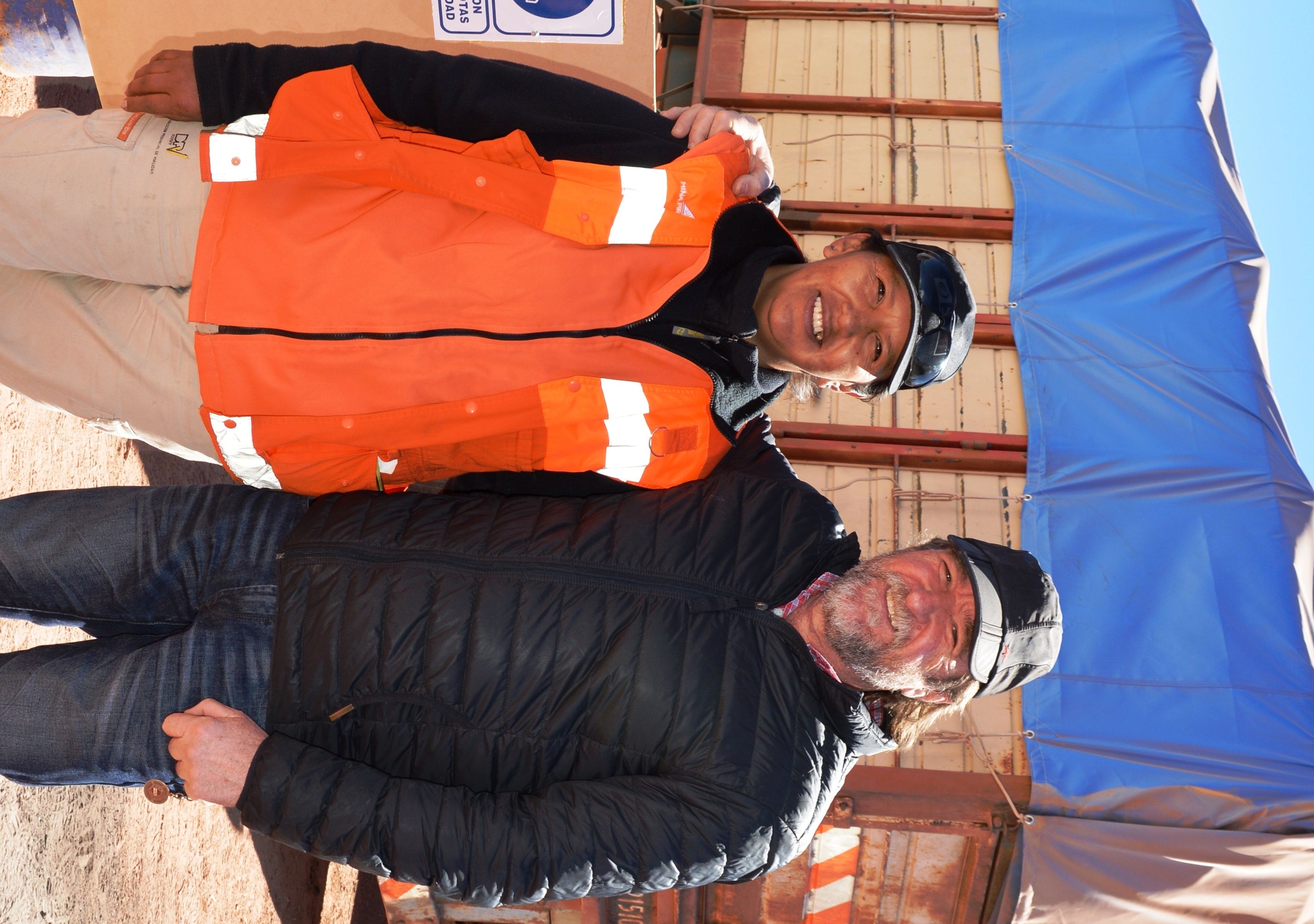 Nilda es de Coranzulí y maneja una retroexcavadora;compartió con el ministro Rizzotti su experiencia de trabajar para las obras de Cauchari.