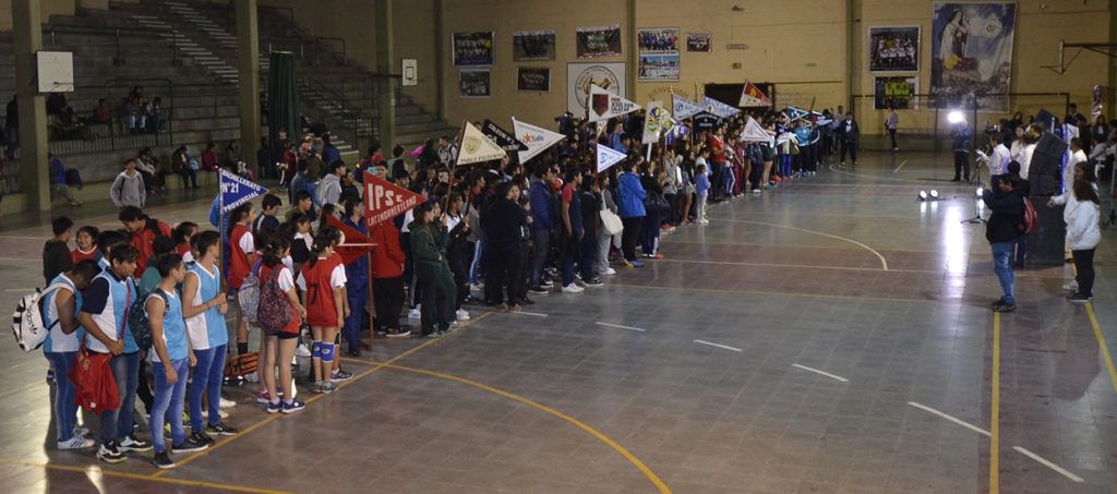 El acto de apertura se realizó en el polideportivo del Colegio Santa Teresita.