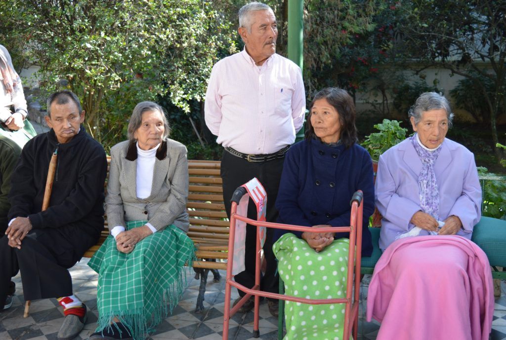 Los adultos mayores residentes en el Hogar San Antonio disfrutaron de un acto colorido junto a sus acompañantes, capacitadores y jóvenes que se acercan a compartir con ellos.